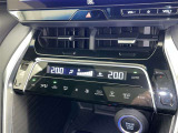 左右独立温度コントロールフルオートエアコンです。運転席、助手席それぞれで独立して温度設定ができます。冷え性の方が乗っても安心ですね♪