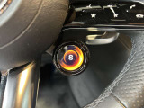 メルセデスのシートは少し硬めになっております。長時間の運転の際、適度な反発があることでお尻や腰の負担を減らす効果が御座います。