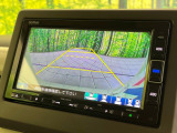 【バックカメラ】駐車時に後方がリアルタイム映像で確認できます。大型商業施設や立体駐車場での駐車時や、夜間のバック時に大活躍!運転スキルに関わらず、今や必須となった装備のひとつです!