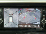 上空から見下ろしているかのような映像をディスプレイに映し出し、スムースな駐車をサポートします。画面は「トップビュー」のほか「サイドブラインドビュー」への切り換えが可能。ますます安心です