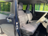 運転席まわりには十分なスペースがあり、大柄な方でもゆったり運転していただける環境です。