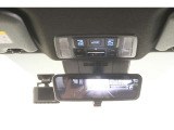 【デジタルインナーミラー】車両後方カメラの映像を映します。ヘッドレストや荷物などで視界を遮らずに後方を確認することができます。切替レバーを操作して通常のミラーモードに変更ができます。