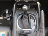 アクセルペダルを踏み込む量や速さに応じて変速パターンをし、人馬一体の運転感覚を発揮してくれる6速オートマ!
