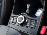 4WD切替、ヒルディセントコントロール、シートヒーターの各スイッチ