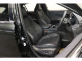 【運転席】ブラック基調のインテリアに本革シート。パワーシートでお好みの位置に座席を設定可能です。シートヒーター・ベンチレーション・フロアマット付です。