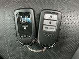 ☆スマートキー☆ドアの開錠・施錠はもちろんですが、エンジンをかけるときも鍵を取り出さなくて大丈夫ですよ♪両手に荷物をお持ちの時でも、大変便利で使い易い装備です☆