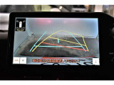 バックガイドモニター付き。車両後方の映像をナビ画面に表示し、駐車などの後退操作をサポートします。