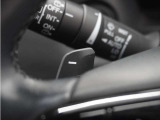 ◆減速セレクター装備◆ステアリングホイールの左右に取り付けられた2つのパドルスイッチで減速の強さを調整。 左側の「-」を操作すると減速を強く、右側の「+」を操作すると減速を弱くすることができます。