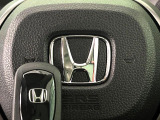 【Hondaスマートキー】カバンやポケットに入れたままでもドアの施錠・解錠が可能なスマートキーを装備。エンジンのオン・オフ時もカギを取り出す必要が無いからとっても便利です♪