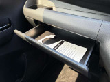 グローブBOX上部にも嬉しい格納式インストスライドボックスを設置!スリムタイプのティッシュボックスやちょっとした小物を片付けたいときにお使いください!