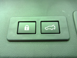 【パワーテールゲート】スマートキーのリモコンまたは運転席ドア・テールゲートのスイッチ操作で自動的に開閉します。女性の方でも楽々開閉出来て、とても便利です