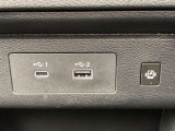置くだけ充電&USBソケットも各所に付いております
