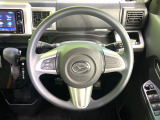 インテリアに合わせたデザインのステアリングは、運転される方のことも考え、運転しやすい形状、大きさです。是非一度、実際に触ってお確かめください。