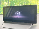 【8インチマツダコネクト】車内の雰囲気にマッチした大型のディスプレイ。スマホ接続でのナビ使用やBluetooth再生等、様々な機能が楽しめます。直感的なダイヤル操作が可能で、使い勝手も良好です。