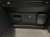 USB端子2個&AUXミニジャック1個 ミュージックプレーヤー接続でお気に入りの音楽を楽しむことが出来ます♪USB端子接続でApple CarPlay 、Android Auto 対応です