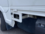 【荷台ステップ】写真は助手席側ですが、運転席側にもあり、ロープをかける時、荷台に上がって、荷物の積みおろしなど作業がスムーズです。