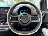 「Nuova500」をオマージュした2本スポークステアリング。クルーズコントロールやオーディオの音量調整も可能です。
