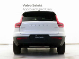 ボルボXC40は、北欧の感性が磨き上げた、都市を駆け巡るコンパクトSUVです。フロントグリルからテールライトにいたるまで、そのすべてのアピアランスは紛れもないボルボのアイデンティティを物語っています。