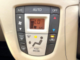 【オートエアコン】一度お好みの温度に設定すれば、車内の温度を検知し風量や温度を自動で調整。暑い&hellip;寒い&hellip;と何度もスイッチ操作をする必要はありません。快適な車内空間には必須の機能ですね♪