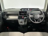 【インパネ】運転のしやすさを最優先に設計された見晴らしの良いフロントビュー。車両間隔が掴みやすく狭い道でも安心♪「安全」と「品質」を最優先に、安心してお乗りいただけるクルマを提供いたします。