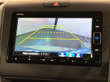 リバースギアに入れるだけで後方の表示へ切り替わります。夜間や雨の日の駐車も楽になりますよ。