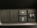 ハンドルの右側にはヘットライトリベライザーとVSA(ABS+TCS+横滑り抑制)の解除スイッチがついています。ヘッドライトリベライザーは道路状況や積荷の加重に応じてライトの高さを調節できます。