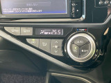 【オートエアコン】一度お好みの温度に設定すれば、車内の温度を検知し風量や温度を自動で調整。暑い&hellip;寒い&hellip;と何度もスイッチ操作をする必要はありません。快適な車内空間には必須の機能ですね♪