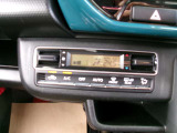 快適オートエアコン付♪設定温度をキープし車内を快適な温度に保ちます♪