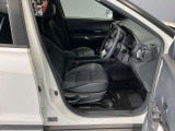 運転席まわりです。運転席からの視界が左右に広く隅々まではっきりと見渡せます!クルマの前端も把握しやすく安心して運転できます!