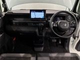 使いやすいレイアウトのダッシュボード周辺です。オートエアコンや小物入れなど嬉しい装備が満載です。