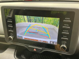 【バックカメラ】駐車時に後方がリアルタイム映像で確認できます。大型商業施設や立体駐車場での駐車時や、夜間のバック時に大活躍!運転スキルに関わらず、今や必須となった装備のひとつです!