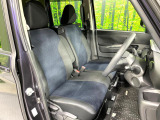 運転席まわりには十分なスペースがあり、大柄な方でもゆったり運転していただける環境です。
