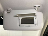 【運転席サンバイザー】鏡が付いているのでメイク直しなどにも便利★