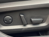 【メモリー機能付きパワーシート】ドライバーごとに設定したシート位置を記憶して、ボタン一つで切り替えできる便利な機能!運転する方が複数名いらっしゃるご家庭におすすめです♪