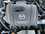 「SKYACTIV-G(ガソリン)」は、規格外の高圧縮を実現し、世界のエンジン技術者に驚きを与えました。さらに、それを維持したままノッキングの発生を抑え、熱効率を向上、走りにも寄与したエンジンです。