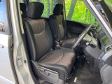 運転席まわりには十分なスペースがあり、大柄な方でもゆったり運転していただける環境です。