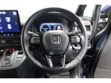 運転中もハンドルでの操作が可能です。特に高速道路等の目が離せない運転時には、便利さだけでなく、安全性も兼ね備えております。