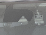 【エマージェンシーブレーキ】走行中に前方の車両等を認識し、衝突しそうな時は警報とブレーキで衝突回避と被害軽減をアシスト。より安全にドライブをお楽しみいただけます。