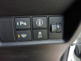 パーキングセンサーや横滑りを防ぐVSA等のスイッチ類は運転席の右側、手の届きやすい位置にあります。