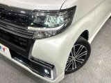 【LEDヘッドライト】悪天候や夜間走行時も良好な視界を確保し安心して運転できる高輝度LEDヘッドライトを装備!点灯速度が早く、消費電力も抑えられています。