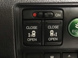【両側パワースライドドア】両側がパワースライドドアになっており、運転席のスイッチやスマートキーでも開閉が可能です!開口部も広いので乗り降りも楽々♪