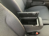 運転席アームレストには小物入れも付いてます