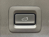 【パワーバックドア】スマートキーや運転席のボタンを押すだけでリアゲートが自動で開閉します!荷物を持っている時や、高い位置にあるバックドアを閉める際に便利な機能です♪