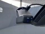 純正、前後ドライブレコーダー付です。前方や後方の事故の状況を記録する事ができます。写真は、前側のカメラになります。リヤ側のカメラは、バンパー中央に接続してます。