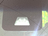 【スマートアシスト】走行中に前方の車両等を認識し、衝突しそうな時は警報とブレーキで衝突回避と被害軽減をアシスト。より安全にドライブをお楽しみいただけます。