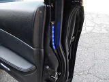 セーフティイルミネーションが付いています。乗降時、後方からくる車やバイクへの注意喚起に役立ちます。