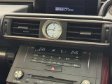 【左右独立オートエアコン】左右独立型、いわゆるデュアルエアコンです。運転席と助手席でそれぞれお好みの温度を設定可能です。