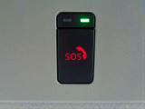 急病時や危険を感じた時、SOSコールスイッチを押すと専門のオペレータに繋がって、警察や消防への連携をサポートしてくれます。また、万が一の事故発生時には、エアバッグ展開と連動して自動通報します。別途契約要