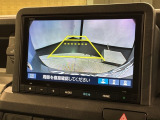 リバースギアに入れるだけで後方の表示へ切り替わります。夜間や雨の日の駐車も楽になりますよ。