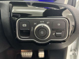 メモリー付きパワーシートが装備されている車両はシートの位置・ドアミラーの角度・ハンドルの位置を3名まで記憶出来ます。